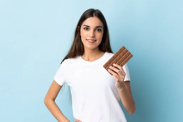 Mladá Běloška Žena Izolované Modrém Pozadí Čokoládovou Tabletu Šťastný — Stock fotografie