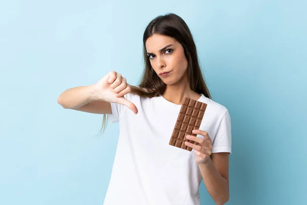 Mladá Běloška Žena Izolované Modrém Pozadí Čokoládovou Tabletu Dělat Špatný — Stock fotografie