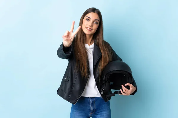 Joven Mujer Caucásica Sosteniendo Casco Motocicleta Aislado Sobre Fondo Azul —  Fotos de Stock