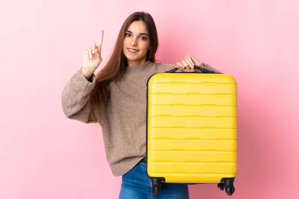 Junge Kaukasische Frau Isoliert Auf Rosa Hintergrund Urlaub Mit Reisekoffer — Stockfoto