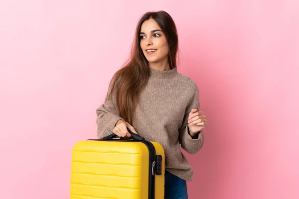 Mulher Caucasiana Jovem Isolado Fundo Rosa Férias Com Mala Viagem — Fotografia de Stock