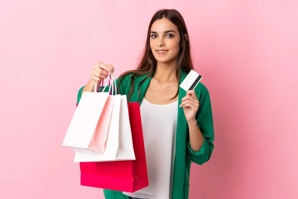 Jonge Blanke Vrouw Geïsoleerd Roze Achtergrond Met Boodschappentassen Een Creditcard — Stockfoto