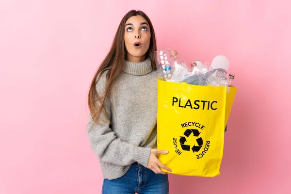 Pembe Arka Planda Izole Edilmiş Plastik Şişelerle Dolu Bir Çanta — Stok fotoğraf