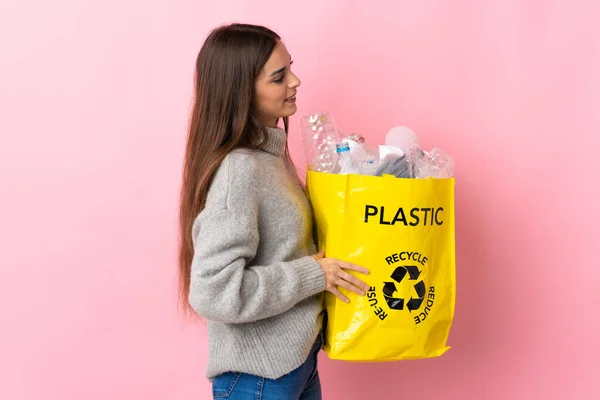 Joven Mujer Caucásica Sosteniendo Una Bolsa Llena Botellas Plástico Para —  Fotos de Stock