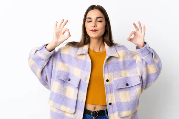 Jonge Kaukasische Vrouw Geïsoleerd Paarse Achtergrond Zen Pose — Stockfoto