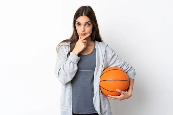 Νεαρή Γυναίκα Που Παίζει Μπάσκετ Απομονωμένη Λευκό Φόντο Σκέφτεται — Φωτογραφία Αρχείου