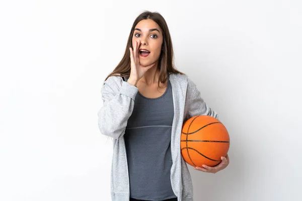 Молода Жінка Грає Баскетбол Ізольовано Білому Тлі Кричить Відкритим Ротом — стокове фото