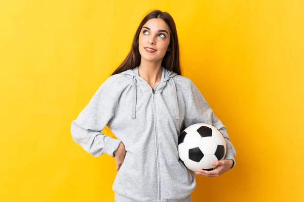 Joven Futbolista Mujer Aislada Sobre Fondo Amarillo Pensando Una Idea — Foto de Stock