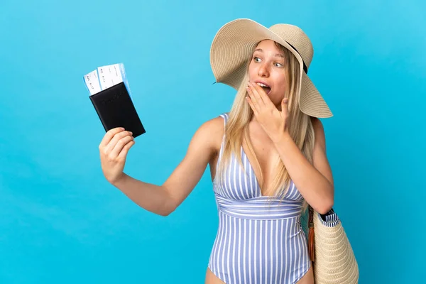 Jonge Blonde Vrouw Met Een Paspoort Geïsoleerd Blauwe Achtergrond Met — Stockfoto