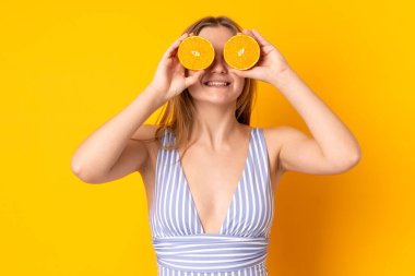 Mayolu ve elinde portakal tutan Ukraynalı genç bir kız.