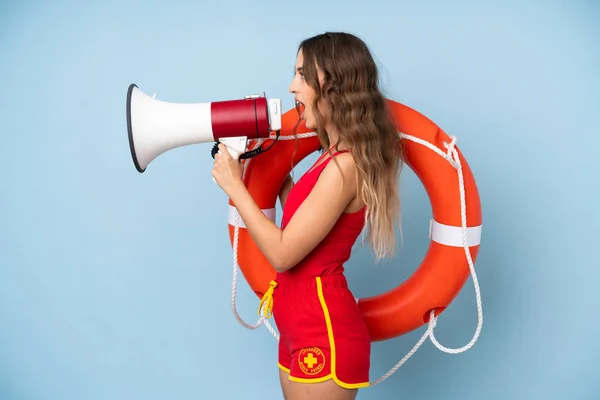 Mujer Joven Sobre Fondo Aislado Con Equipo Salvavidas Gritando Través —  Fotos de Stock