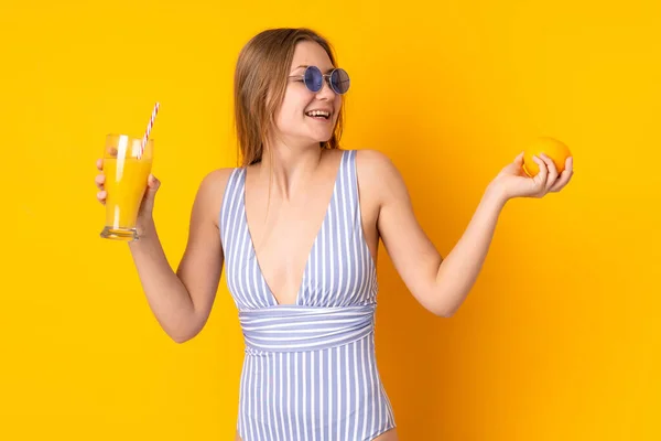 Teenager Ukrainisches Mädchen Badeanzug Und Mit Einem Cocktail — Stockfoto