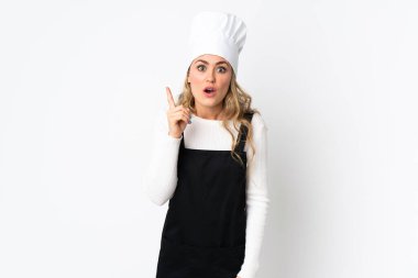 Genç Brezilyalı aşçı kadın beyaz arka planda izole edilmiş. Çözümün farkına varmak için parmağını kaldırıyor.