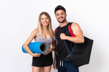 Genç spor çifti beyaz arka planda izole edilmiş