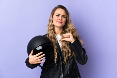 Mor arka planda motosiklet kaskı tutan genç Brezilyalı kadın gururlu ve kendinden memnun.