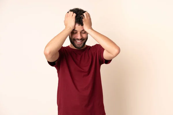 Faslı Genç Bir Adam Bej Arka Planda Izole Edilmiş Gülüyor — Stok fotoğraf