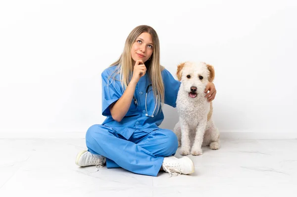 Jovem Veterinária Mulher Com Cão Sentado Chão Olhando Para Cima — Fotografia de Stock