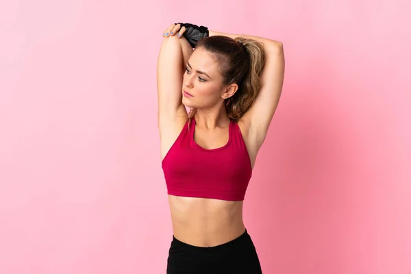 Jonge Braziliaanse Vrouw Geïsoleerd Roze Achtergrond Stretching — Stockfoto