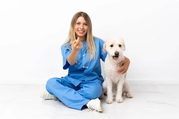 Jovem Veterinária Mulher Com Cão Sentado Chão Fazendo Gesto Vindo — Fotografia de Stock