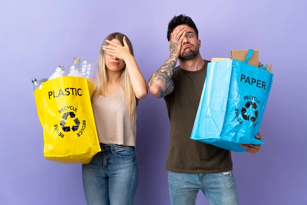 Reciclagem Jovem Casal Caucasiano Isolado Fundo Roxo Com Surpresa Expressão — Fotografia de Stock