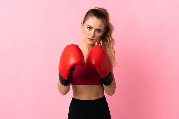 Mladá Brazilská Žena Izolované Růžovém Pozadí Boxerskými Rukavicemi — Stock fotografie