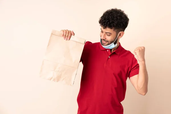 Joven Sosteniendo Una Bolsa Comida Para Llevar Celebrando Una Victoria —  Fotos de Stock