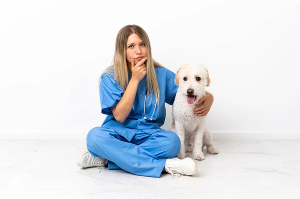 Молодая Женщина Ветеринар Собакой Сидит Полу Думает — стоковое фото