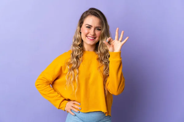 Jovem Brasileira Isolada Fundo Roxo Mostrando Sinal Com Dedos — Fotografia de Stock