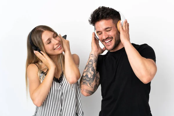 Jovem Casal Caucasiano Fundo Branco Ouvir Música — Fotografia de Stock