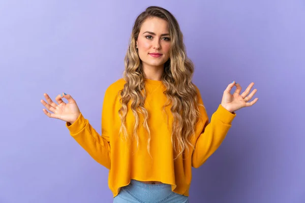 Jovem Brasileira Isolada Fundo Roxo Pose Zen — Fotografia de Stock