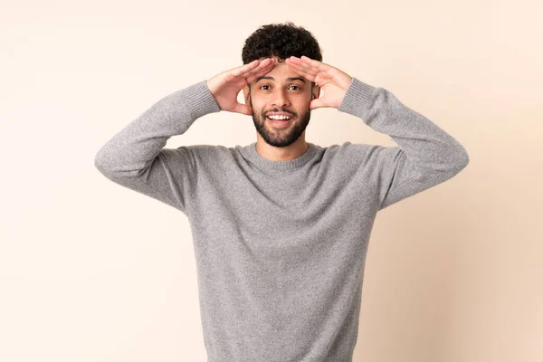 Ung Marockansk Man Isolerad Beige Bakgrund Med Överraskning Uttryck — Stockfoto