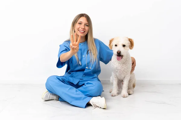Молодая Ветеринар Собакой Сидящей Полу Счастливой Считая Троих Пальцами — стоковое фото