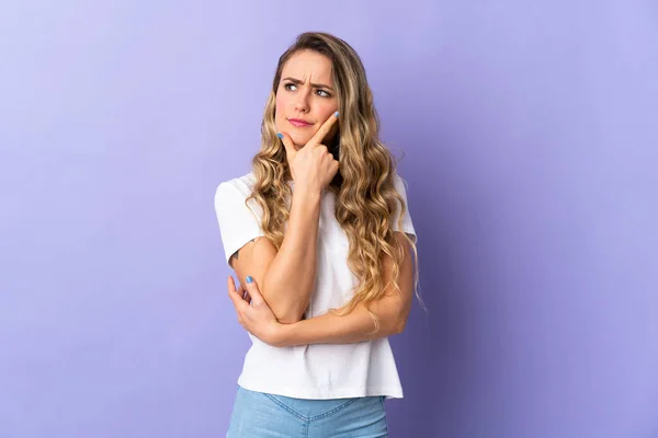 Mujer Brasileña Joven Aislada Sobre Fondo Púrpura Teniendo Dudas —  Fotos de Stock