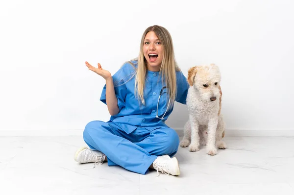 Молодая Ветеринар Собакой Сидящей Полу Шокированным Выражением Лица — стоковое фото