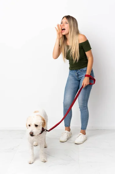 Jovem Caucasiana Caminhando Cão Isolado Fundo Branco Gritando Com Boca — Fotografia de Stock