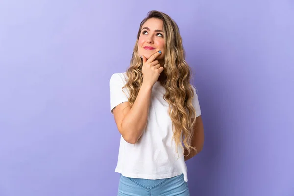 Mujer Brasileña Joven Aislada Sobre Fondo Púrpura Mirando Hacia Arriba —  Fotos de Stock