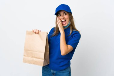 Yemek dağıtan kadın ve koronavirüsten korunan soyutlanmış beyaz arka planda bir maskeyle bir şeyler fısıldıyor.