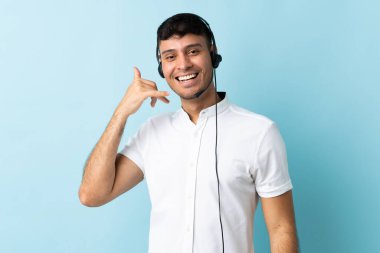 Kolombiyalı tele-pazarlamacı, izole edilmiş bir geçmişi olan telefon jesti yapıyor. Bana geri dönüş işareti ver.