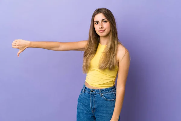 Mujer Joven Sobre Fondo Púrpura Aislado Mostrando Pulgar Hacia Abajo — Foto de Stock