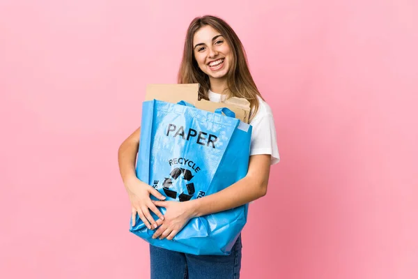 Het Vasthouden Van Een Recycling Zak Vol Papier Recyclen Geïsoleerde — Stockfoto