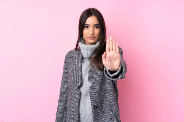 Junge Brünette Frau Über Isoliertem Rosa Hintergrund Macht Stop Geste — Stockfoto