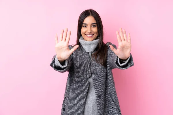 Joven Morena Sobre Fondo Rosa Aislado Contando Diez Con Los — Foto de Stock