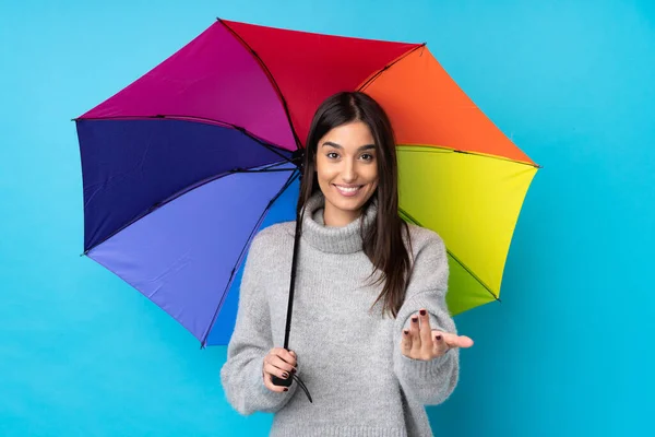 Jeune Femme Brune Tenant Parapluie Sur Mur Bleu Isolé Invitant — Photo