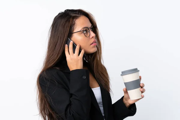 年轻的巴西商业女孩 带着手机和咖啡 以摆脱孤立的背景 — 图库照片
