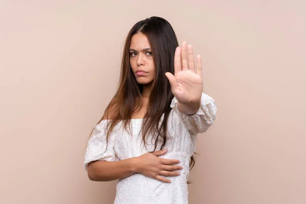 Giovane Ragazza Brasiliana Sfondo Isolato Facendo Gesto Stop Con Mano — Foto Stock