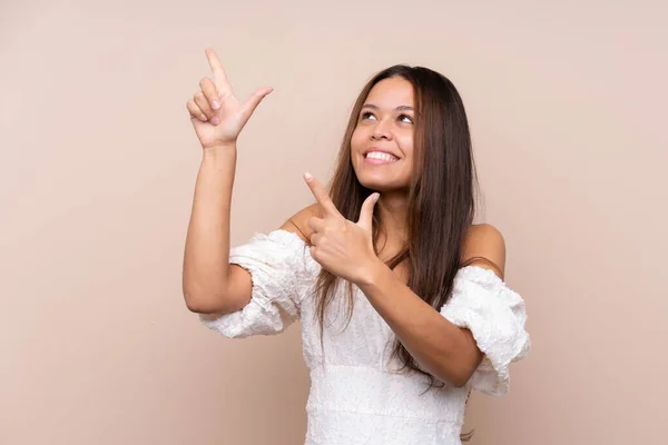 Junge Brasilianerin Über Isoliertem Hintergrund Die Mit Dem Zeigefinger Auf — Stockfoto