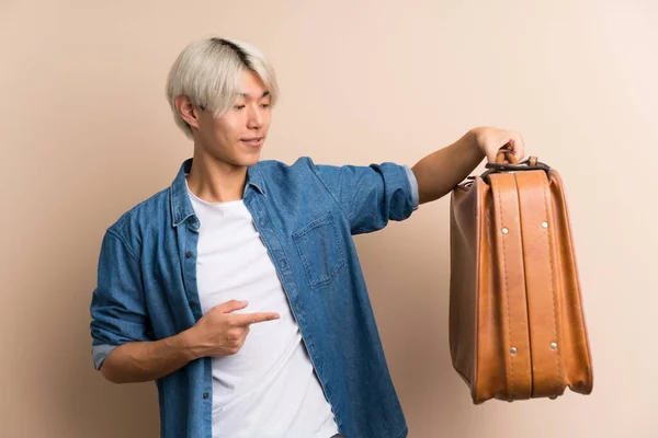 Mladý Asijský Muž Přes Izolované Pozadí Drží Vintage Kufřík — Stock fotografie