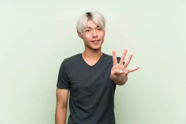 Joven Asiático Hombre Sobre Aislado Verde Fondo Feliz Contando Cuatro — Foto de Stock