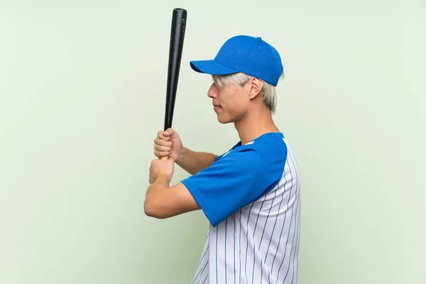 Junger Asiatischer Mann Spielt Baseball Auf Isoliertem Grünen Hintergrund — Stockfoto