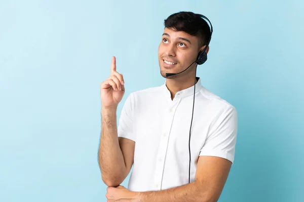 Τηλεμάρκετερ Κολομβιανός Που Δουλεύει Ακουστικά Απομονωμένο Φόντο Δείχνοντας Μια Σπουδαία — Φωτογραφία Αρχείου